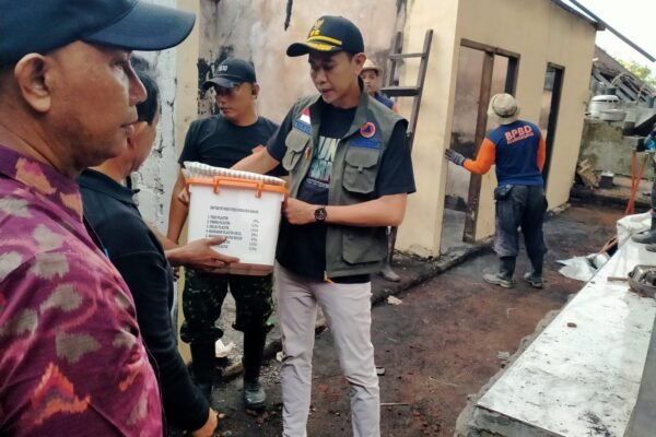 Gotong Royong TNI dan Masyarakat Pulihkan Daerah Pasca Kebakaran di Klungkung