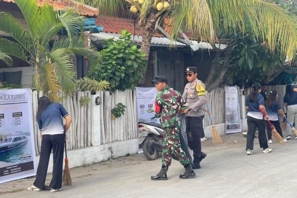 Upaya Babinsa dan Warga Lindungi Pantai Kutampi Kaler dari Sampah
