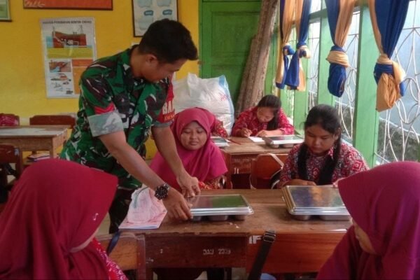 Babinsa TNI Aktif Awasi Distribusi Sukses Program Gizi Masyarakat Sidrap