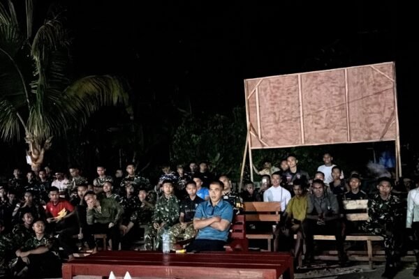 Prajurit Yonif TP 859/RBK Rayakan Kebersamaan Lewat Nonton Bareng ASEAN Cup