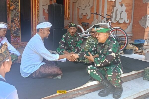 Dandim Klungkung Tunjukkan Kepedulian di Rumah Duka Prajurit yang Berduka