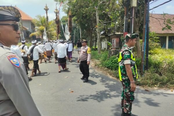 Upacara Dewa Yadnya di Desa Pengiangan Berlangsung Aman Berkat Pengamanan Babinsa