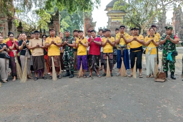 Masyarakat Bergotong Royong Bersihkan Pura Kentel Gumi Menyongsong Karya Agung