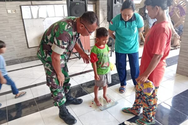 Keterlibatan Babinsa dalam Monitor Kesehatan Anak Melalui Posyandu di Peninjoan