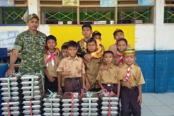 TNI Bantu Penyaluran Makanan Sehat Bagi Pelajar di Sidrap