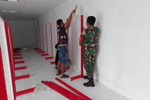 TNI AD Dampingi Pemasangan Rak Jualan untuk Koperasi Desa Sereang
