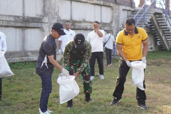 Sinergi TNI-Pemkab Klungkung Rayakan Tumpek Wayang dengan Gotong Royong Bersih Lingkungan