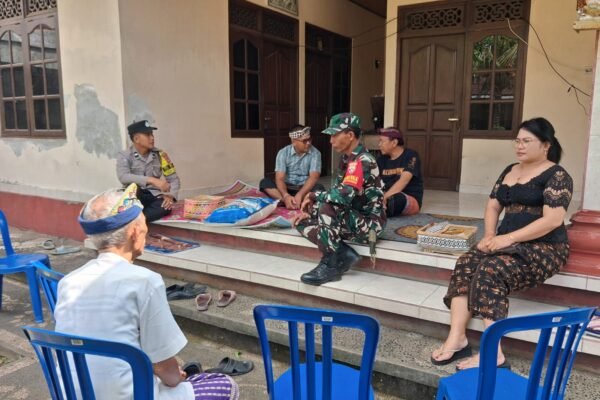Babinsa Sulang Tunjukkan Empati melalui Kehadiran dalam Rangkaian Acara Duka