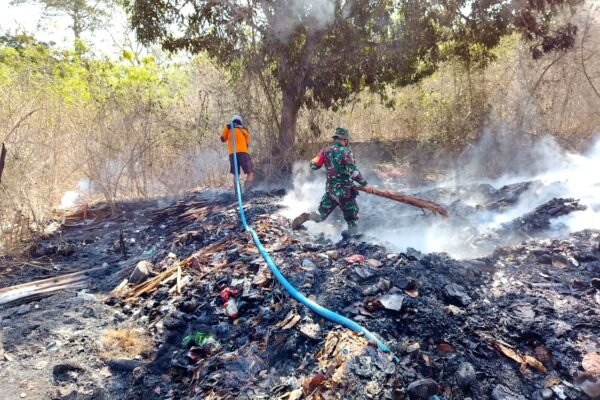 Bersama Warga, Babinsa Lembongan Padamkan Api Kebakaran di Nusa Penida