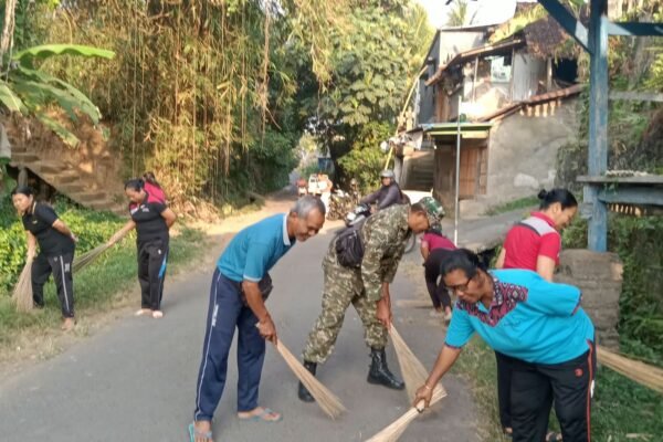 Babinsa Desa Tegak Pimpin Aksi Bersih Sampah untuk Lingkungan Sehat