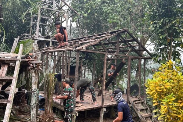 TNI AD Dan Warga Bersatu Perbaiki Kondisi Rumah Ibu Pasui di Katingan