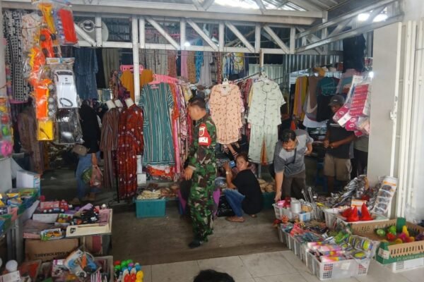 Serma Asdar Tinjau Ketersediaan dan Harga Sembako di Pasar Lawawoi