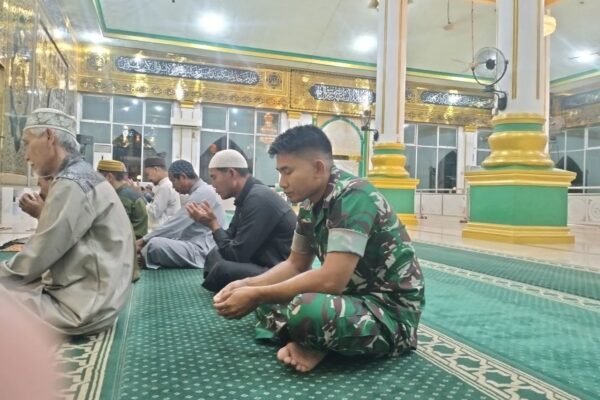 Babinsa Kodim 1420/Sidrap Laksanakan Sholat Subuh Bersama Kumpulkan Aspirasi Warga