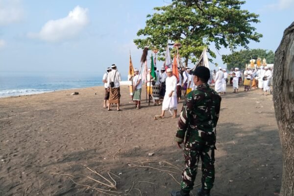Partisipasi TNI Dalam Melasti Pura Dadia Manikan Dapat Apresiasi Warga