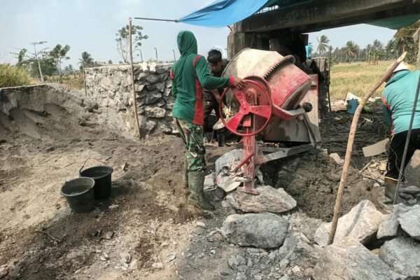 Kerja Sama TNI dan Warga Demi Pembangunan Jembatan Gantung Sipodeceng