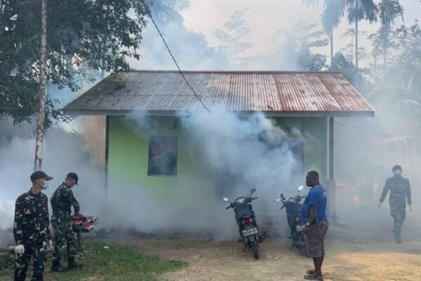 Yonif TP 859/RBK Gelar Fogging untuk Amankan Kesehatan Warga dari Malaria