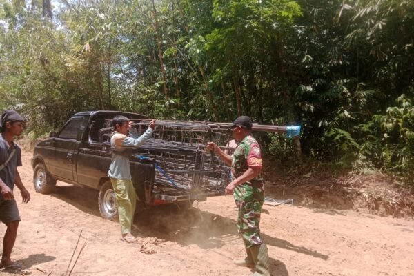 TNI Awasi Pengiriman Material Penting untuk Jembatan di Desa Peninjoan