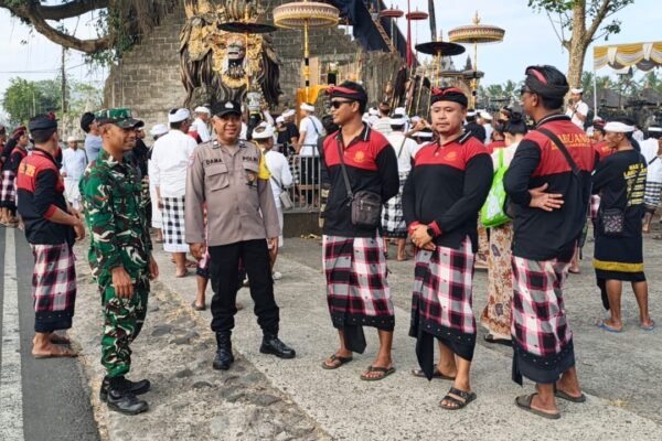 Kolaborasi Babinsa dan Pecalang Amankan Tradisi Nunas Taru di Bangli