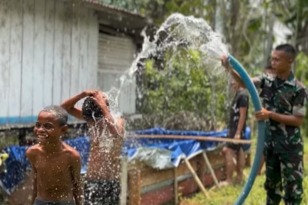 Aksi Nyata TNI: Pengiriman Air Bersih untuk Warga Kampung Duber, Papua