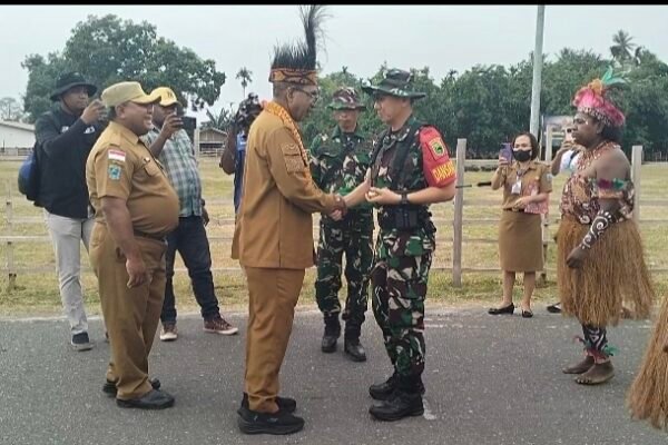 Penyambutan Wakil Bupati melalui Tradisi Arfak di TMMD Manokwari Selatan