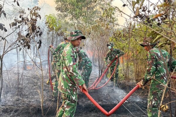 Kesigapan Anggota Brigif TP 32/Mangkalihat Hadapi Kebakaran di Kutai Timur