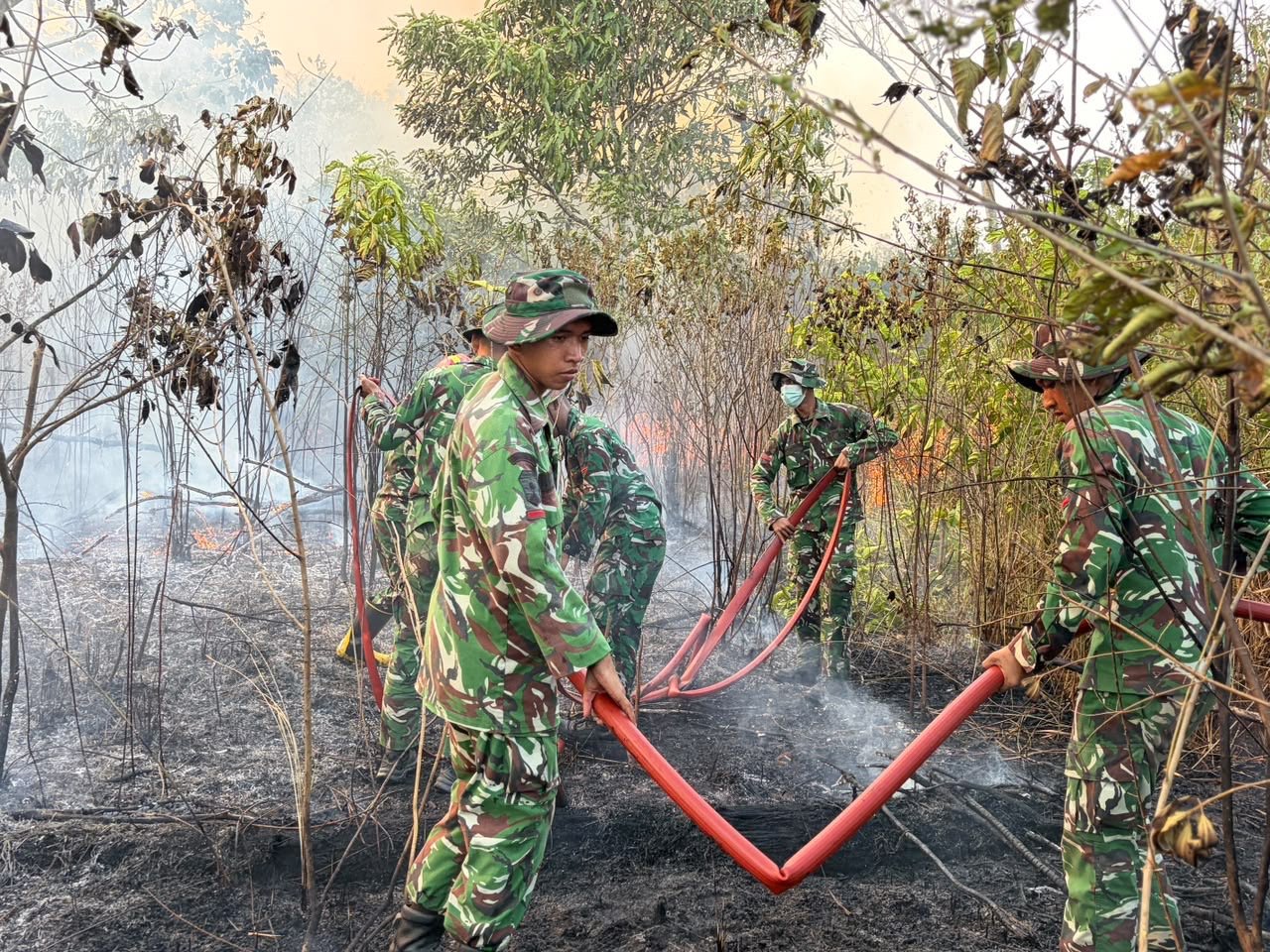 Kesigapan Anggota Brigif TP 32/Mangkalihat Hadapi Kebakaran di Kutai Timur