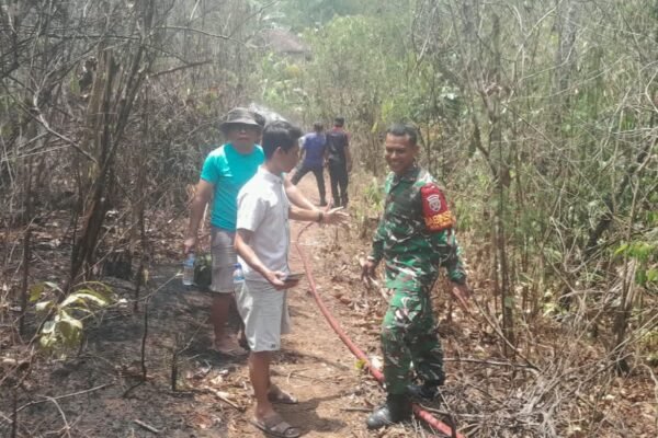 Upaya Kolaboratif Warga dan Babinsa Atasi Kebakaran Lahan di Tabanan