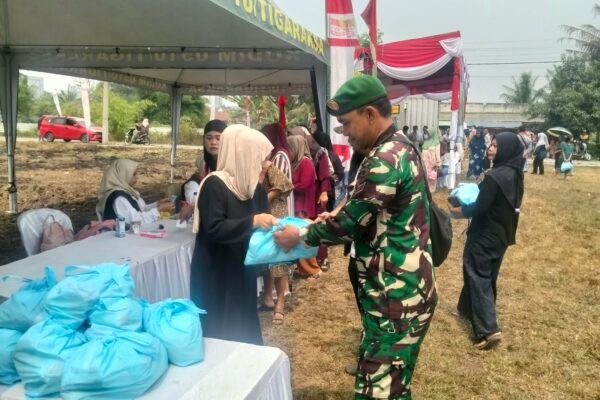Warga Desa Sumur Bandung Sambut Program Pangan Terjangkau dari TNI