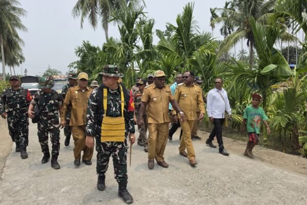 Bupati bersama Dandim 1705/Nabire jelajahi lokasi TMMD untuk evaluasi masyarakat
