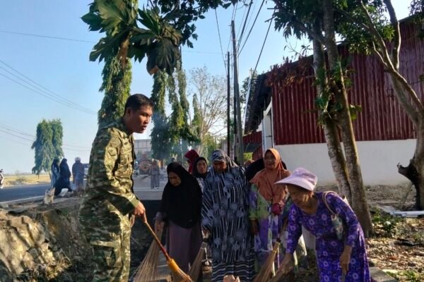 Upaya Bersama Jaga Kebersihan Drainase di Kelurahan Wala oleh Babinsa