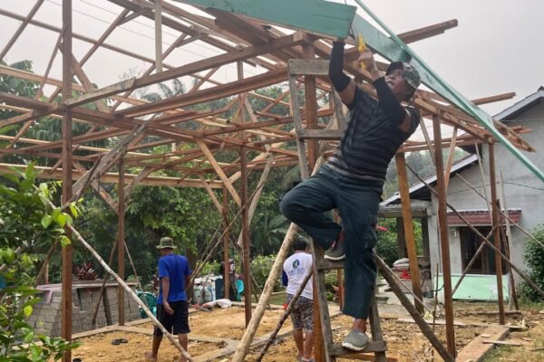 Kolaborasi TNI dan Masyarakat Percepat Proyek RTLH di Dusun Nahaya Tembawang
