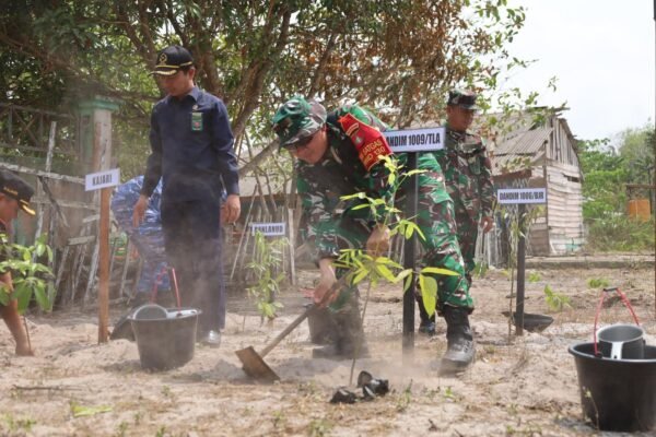 Kepala Staf Korem Pimpin Gerakan Penanaman Pohon di TMMD Tanah Laut