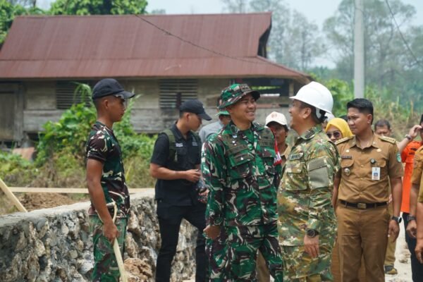 Bupati Luwu Timur Tinjau Pembangunan Infrastruktur dalam Program TMMD di Parumpanai