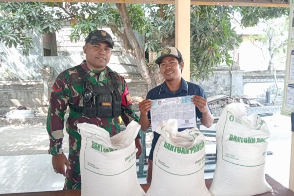TNI Dampingi Penyaluran Beras untuk 271 Keluarga di Batununggul
