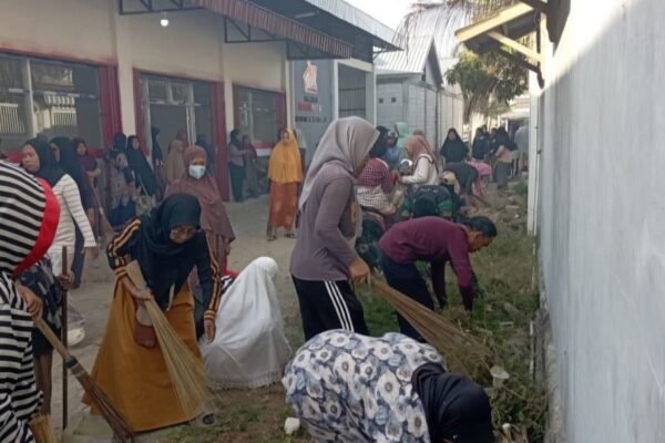 Sinergi Masyarakat dan TNI dalam Upaya Menjaga Kebersihan Lingkungan Majjeling