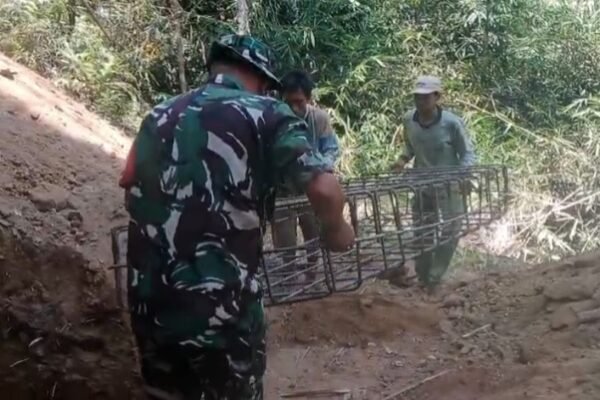 Kolaborasi TNI dan Pekerja Konstruksi dalam Pembangunan Jembatan Umapadi