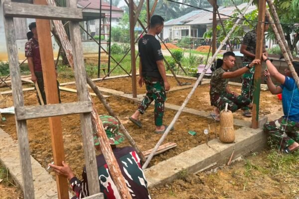 Kebahagiaan Bu Suhanim Saat Satgas TMMD Mewujudkan Impian Rumahnya