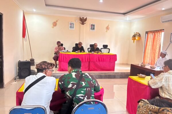 Babinsa Nyanglan Dukung Pelaksanaan Pilkel dengan Pengamanan Ketat