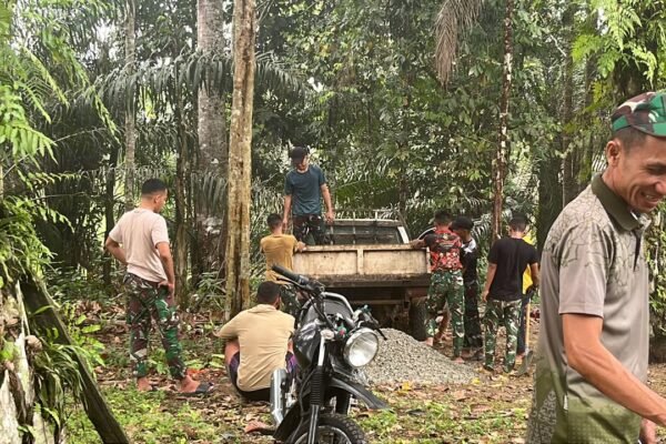 Prajurit TMMD Kodim 1210/Landak Antusias Angkut Material di Bawah Terik Matahari