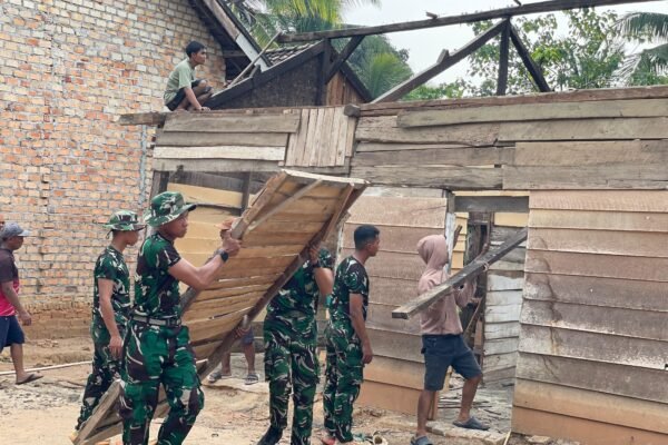 Sinergi TNI dan Warga dalam Renovasi Rumah Gianto di TMMD ke-130