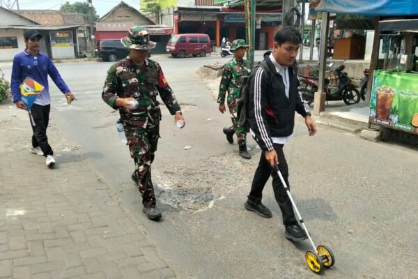 Pembangunan Jalan TMMD ke-130, Babinsa dan Tim Bina Marga Sinergi Pengukuran