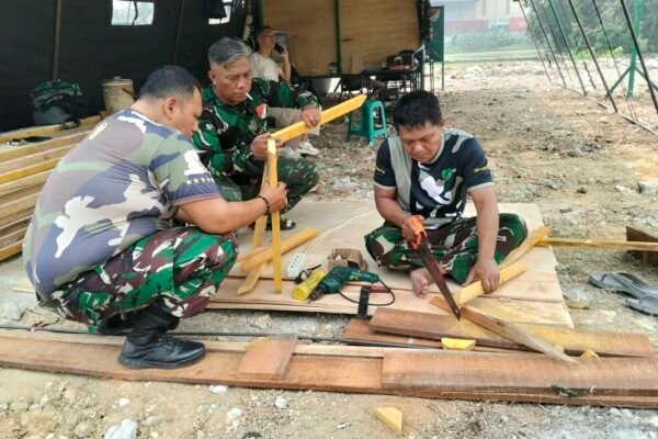 Inisiatif TNI dalam Membangun Akses Infrastruktur di Desa Sumur Bandung