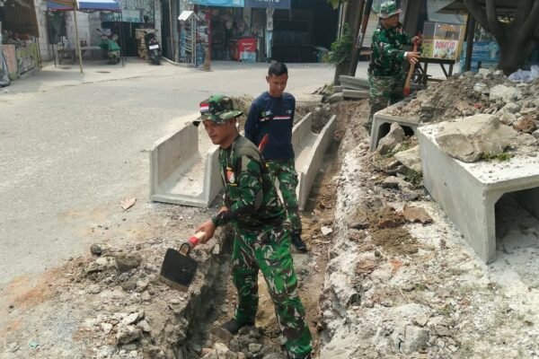 Pembangunan Drainase Desa Sumur Bandung oleh Satgas TMMD ke-130 TNI