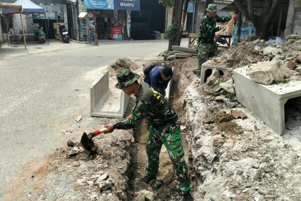 Inisiatif Satgas TMMD Ke-130 Tingkatkan Infrastruktur Drainase di Sumur Bandung