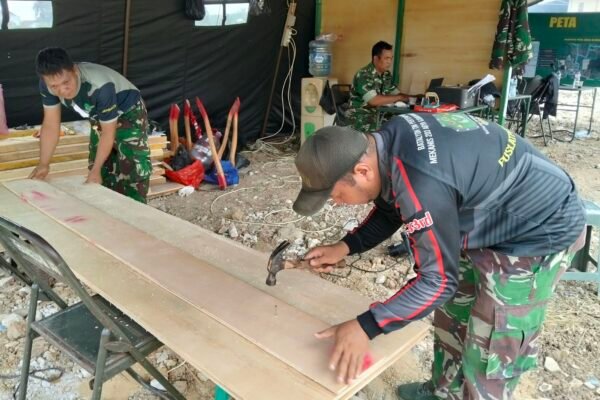 Dukungan Material TMMD Ke-130 Melalui Proses Pemotongan Triplek di Sumur Bandung