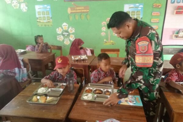 Peran Babinsa dalam Menyukseskan Distribusi Makanan Sehat untuk Siswa Sidrap