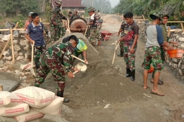 Sinergi Warga dan TNI Mendorong Kemajuan Proyek Rabat Beton TMMD ke-130