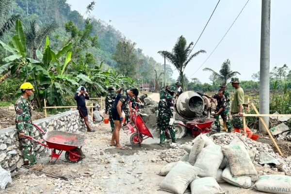 Sinergi TNI dan Warga Dalam Membangun Infrastruktur Ekonomi di Parumpanai