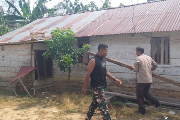 Semangat Gotong Royong Warnai Renovasi Rumah Arianto di Poso
