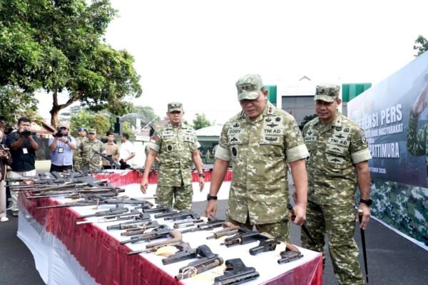 Upaya Prajurit Bangkitkan Kesadaran Masyarakat Ternate Lewat Penyerahan Senjata